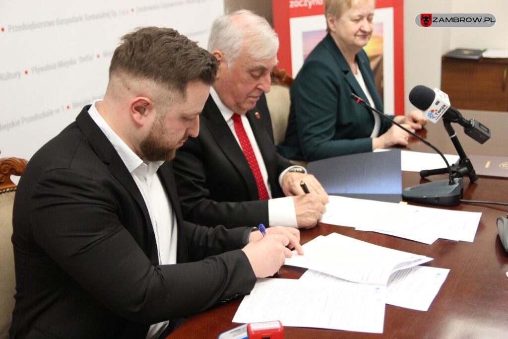 Podpisano umowy na kompleksową modernizację  placówek oświatowych w Zambrowie 10.03.203r. fot. J.Włodkowska - Kurpiewska