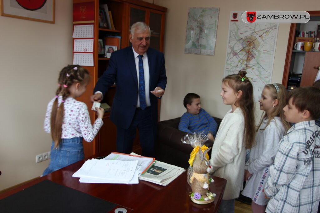 Uczniowie z SP nr 3 odwiedzili Urząd Miasta 05.04.2023, fot. J. Włodkowska - Kurpiewska