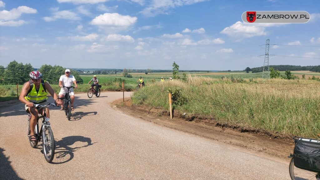 Rowerzyści odwiedzili Lutostań w ramach akcji Zambrów na rowery 06.08.2023r. fot. A. Trochimowicz