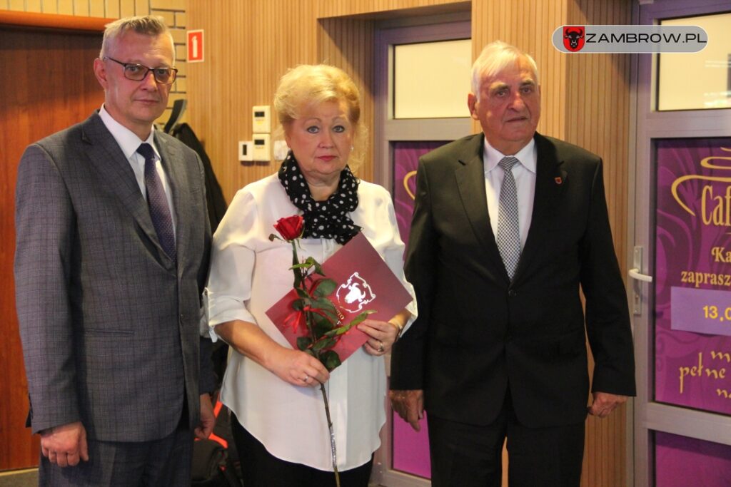 Nauczyciele i dyrektorzy z miejskich placówek oświatowych nagrodzeni przez burmistrza 13.10.2023r. fot. J. Włodkowska - Kurpiewska
