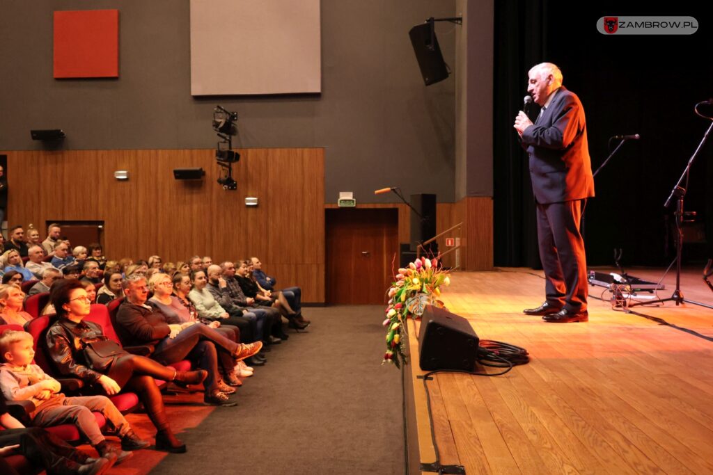 Poparzeni Kawą Trzy wystąpił dla kobiet 08.03.2024r. fot. J. Włodkowska - Kurpiewska