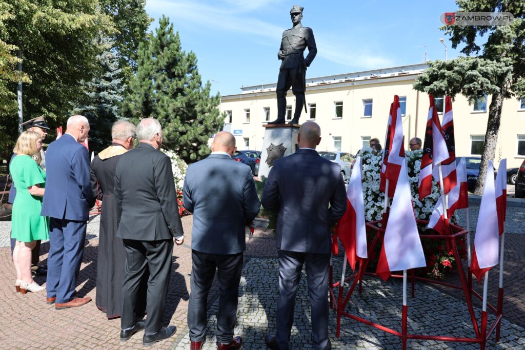 Złożono wieńce pod pomnikiem żołnierza Wojska Polskiego 14.08.2024 fot. J. Włodkowska - Kurpiewska