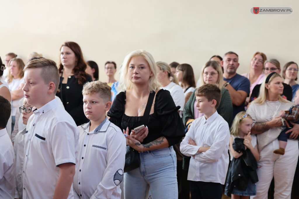 Uczniowie zambrowskiej trójki przywitali nową dyrektor szkoły 01.09.2025r. fot. J. Kurpiewska