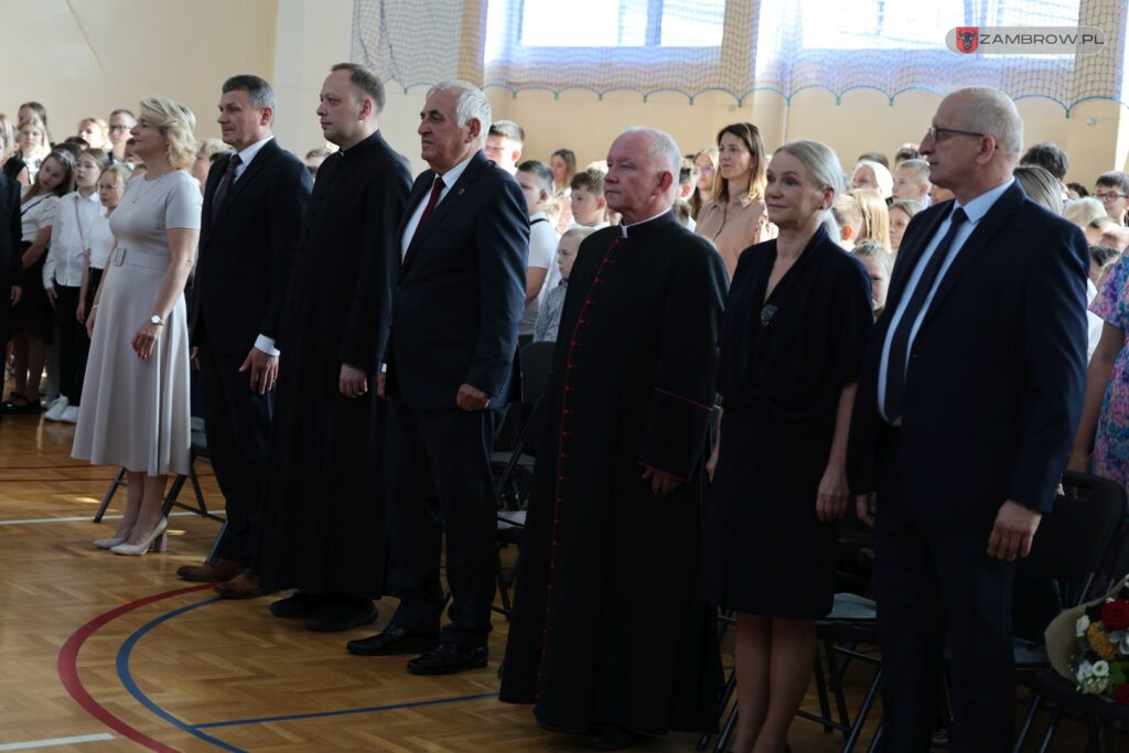 Uczniowie zambrowskiej trójki przywitali nową dyrektor szkoły 01.09.2025r. fot. J. Kurpiewska