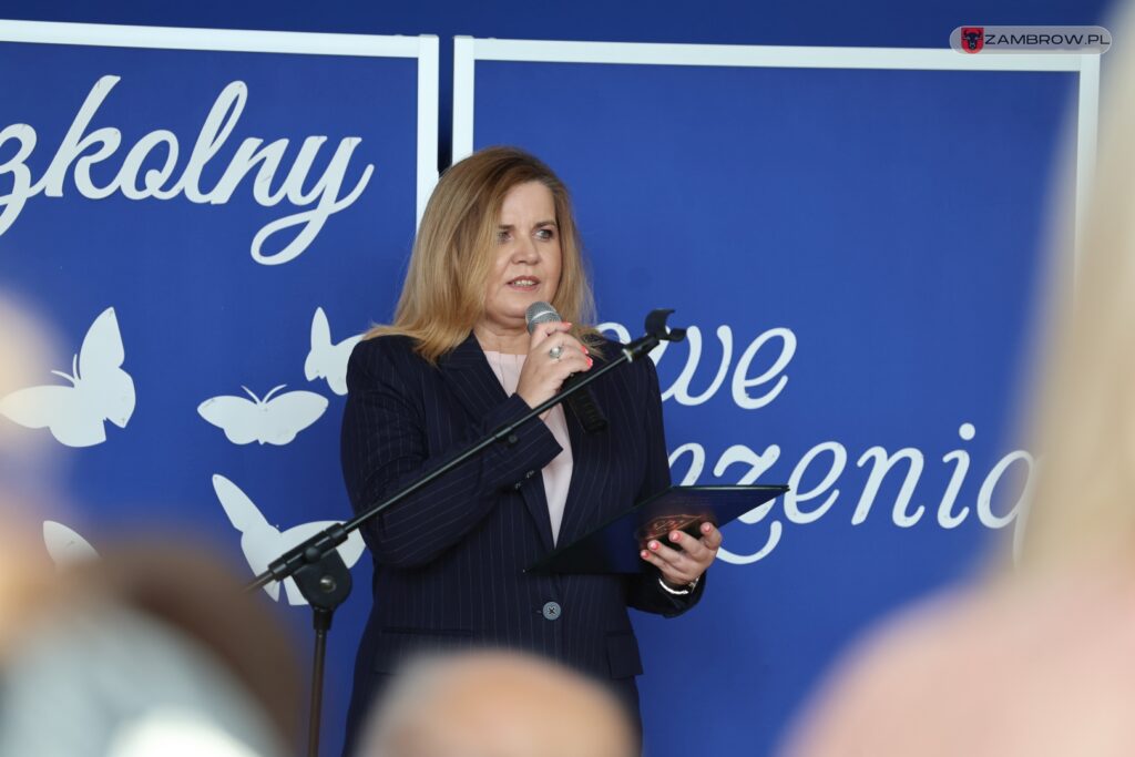 Uczniowie zambrowskiej trójki przywitali nową dyrektor szkoły 01.09.2025r. fot. J. Kurpiewska