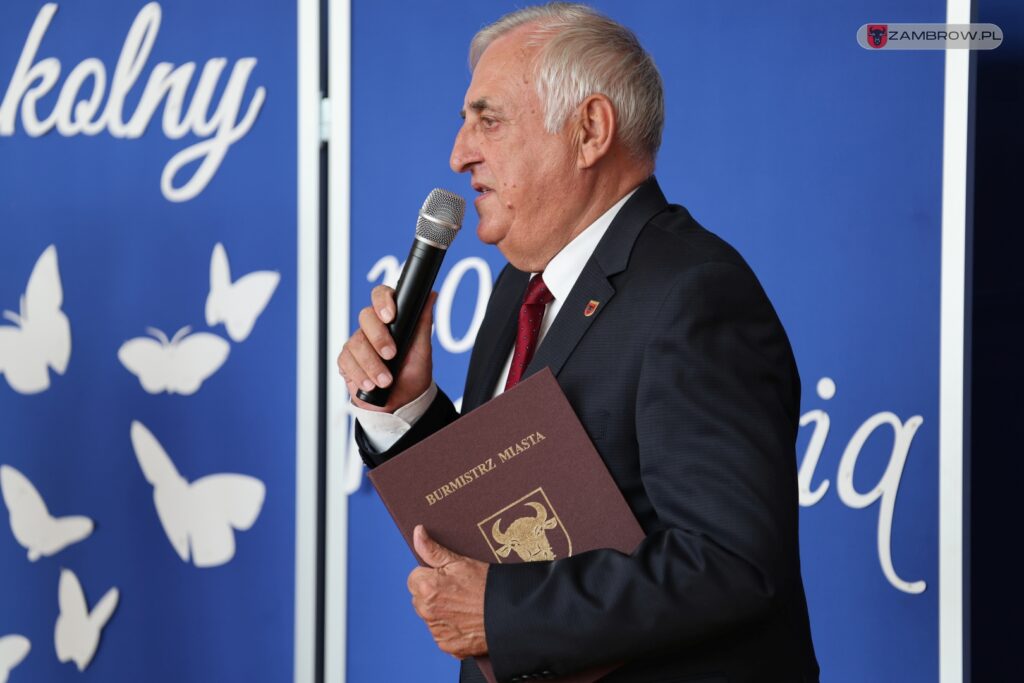 Uczniowie zambrowskiej trójki przywitali nową dyrektor szkoły 01.09.2025r. fot. J. Kurpiewska