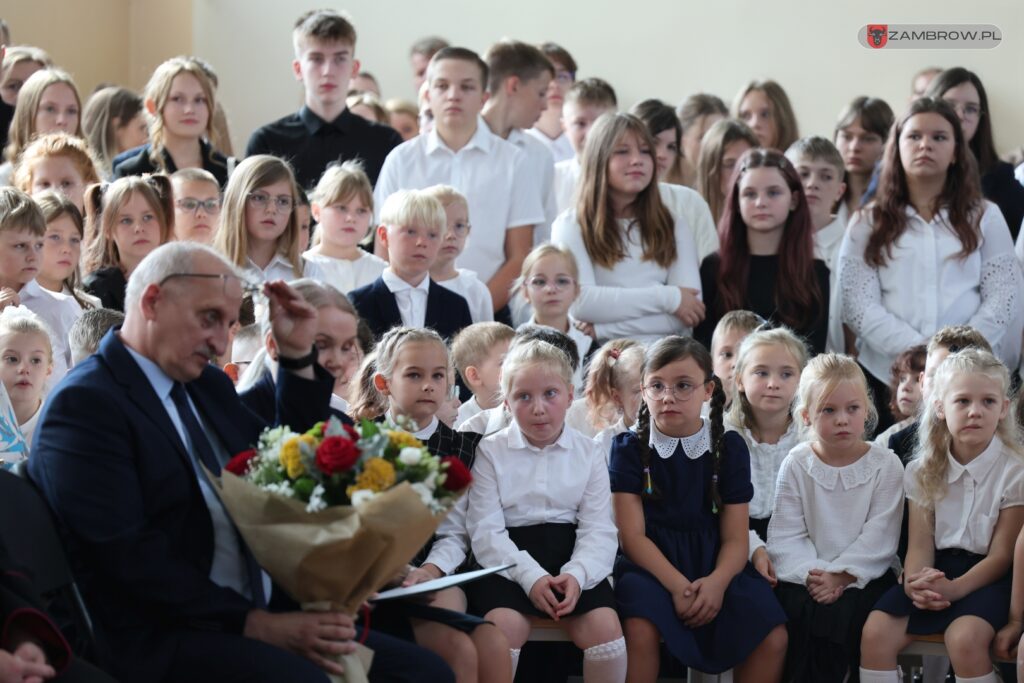 Uczniowie zambrowskiej trójki przywitali nową dyrektor szkoły 01.09.2025r. fot. J. Kurpiewska