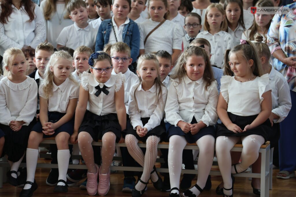 Uczniowie zambrowskiej trójki przywitali nową dyrektor szkoły 01.09.2025r. fot. J. Kurpiewska